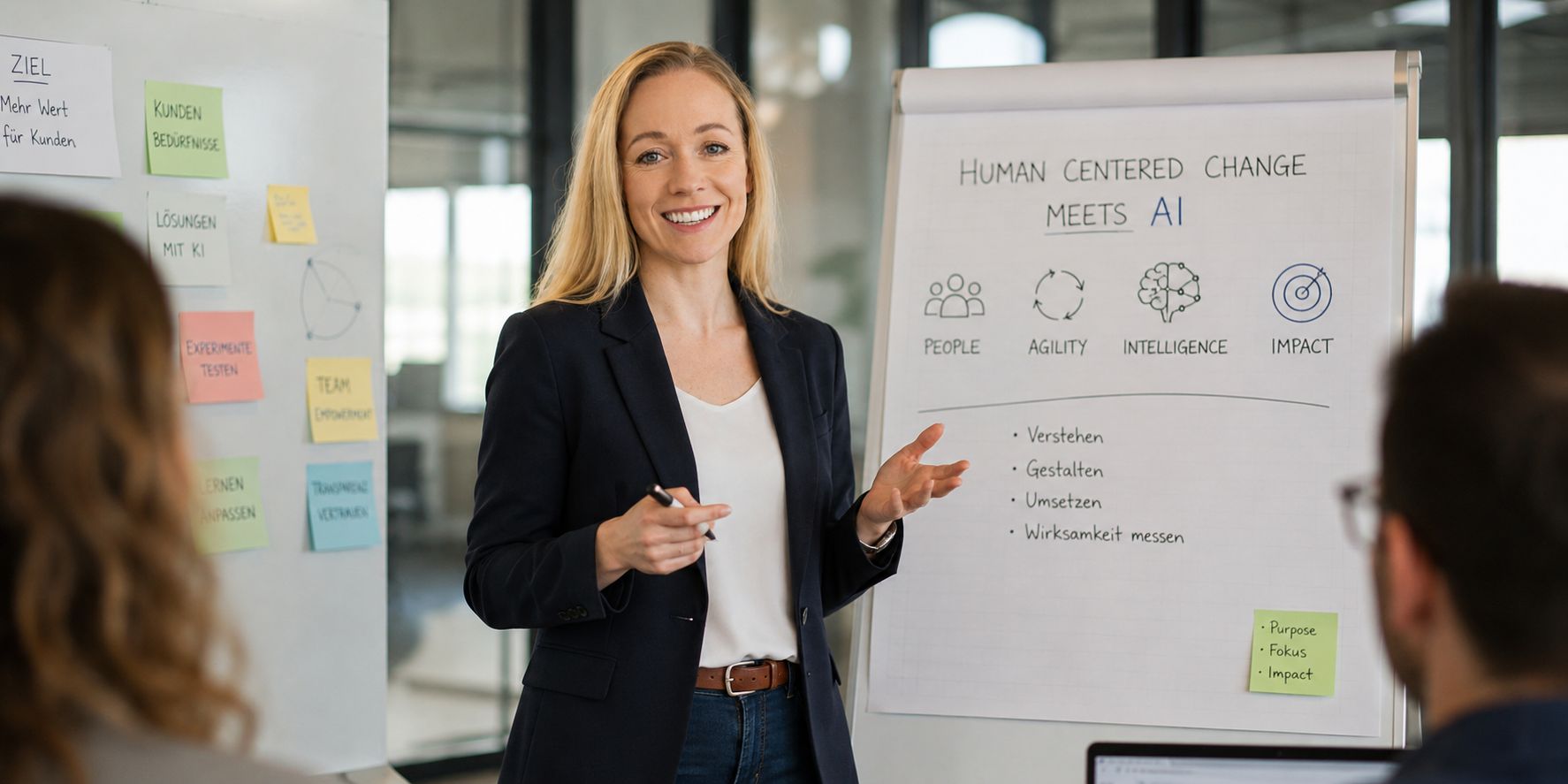 Romy Koitzsch-Wagener am Flipchart in einem Change-Workshop